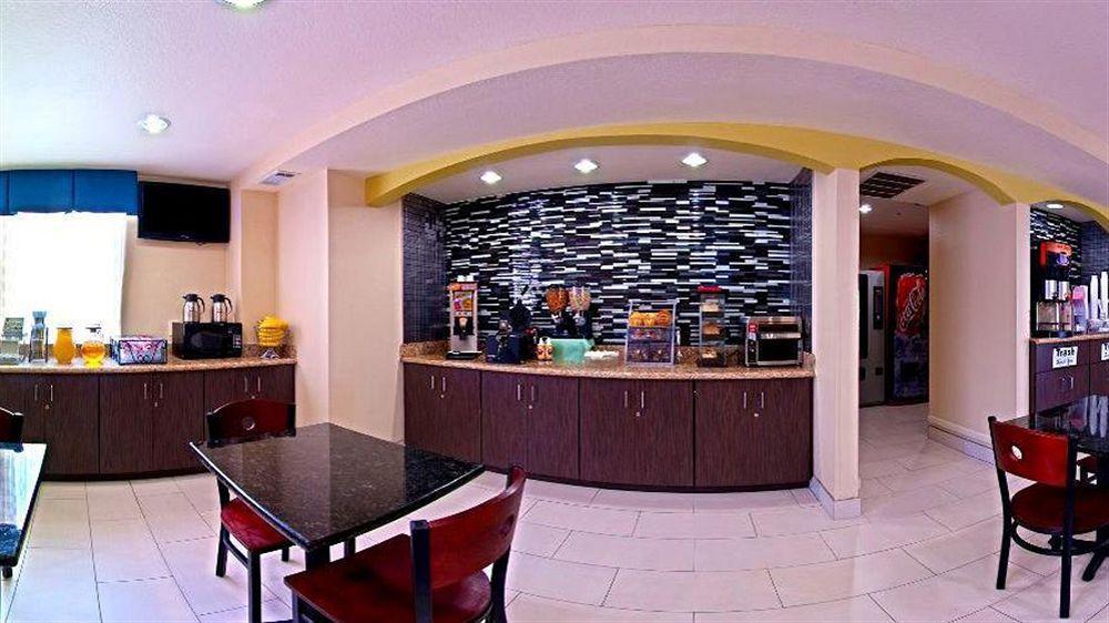 Готель Super 8 By Wyndham Irving Dfw Airport/South Екстер'єр фото